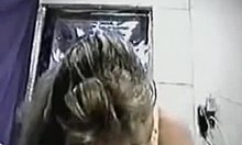 Amatööri blondi antaa höyryävän POV-suihkun junassa tässä höyryävässä videossa