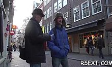Una donna amatoriale viene sedotta e scopata da un uomo anziano nel quartiere a luci rosse di Amsterdam