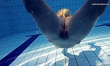 Ruská teenka Elena Prokovas s přírodními kozy a dokonalým tělem v bazénu