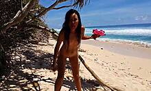 ¡Video casero de una novia desnudándose y jugando con un tapón anal en la playa! ¡No te lo pierdas!