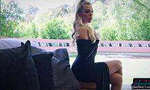 Η σέξι κοπέλα Allie Nicole επιδεικνύει το φυσικό της σώμα σε ένα σόλο βίντεο