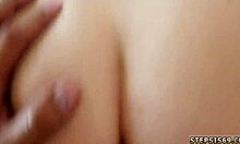 Vidéo maison d'une adolescente grecque se faisant baiser par le cul dans un combat pour l'amour