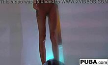 Kendra Cole, oszałamiająca brunetka, cieszy się zmysłowym prysznicem w domowym filmie