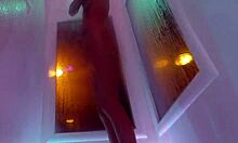 Kendra Cole, upea brunette, nauttii aistillisesta suihkusta kotitekoisessa videossa