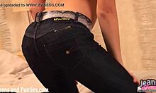 Amateur-Freundin Brigitte neckt in schlanken Jeans