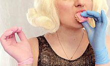 Vidéo ASMR du fétichisme des aliments pour cookies d'Arya Granders avec une fille à côté, touchez
