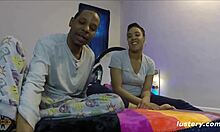 Ένα ζευγάρι μαύρων ερασιτεχνών επιδίδεται σε παθιασμένο έρωτα στο σπίτι