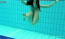 Η Katy Sorokas δίπλα στην πισίνα γυμνή κολυμπάει με κόκκινο μπικίνι και κάτω μέρος