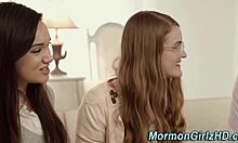 Una adolescente con gafas explora el sexo lésbico tabú de Mormon