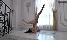 Dasha Gaga, una adolescente tatuada con un físico impresionante, realiza movimientos acrobáticos en el suelo