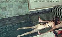 Blåögda styvsystrar hemliga möte vid poolen med vän fångad på kamera