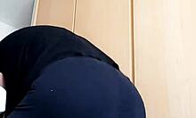 Kekasih gemuk memamerkan pantatnya semasa berbasikal