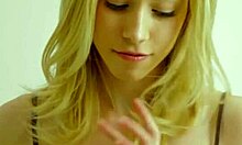 Vídeo promocional com uma deslumbrante estrela pornô loira com uma buceta raspada