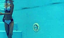 A jovem e esbelta Hermione Ganger em um encontro sensual subaquático