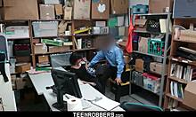 Rakaman video peribadi pencuri remaja berhubungan seks dengan pengawal keselamatan
