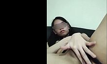 젊은 아시아 여자 친구가 아마추어 포르노 비디오에서 자신을 노출합니다