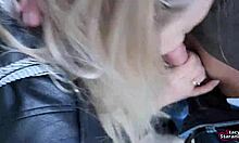 Prietene blonde fac sex oral în aer liber în public