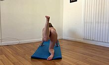 Sesiunea de yoga de dimineață duce la sex fierbinte cu milf-uri