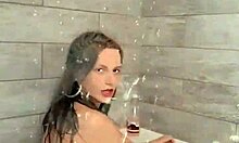 Komşu kızı Jolene sıcak bir duş sahnesinde
