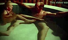 Masa mandi yang panas dengan jari kaki kekasih