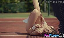 Eurooppalainen tyttöystävä Kate Chromia riisuu tenniskentällä