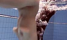 Млада Рускиња плива гола у базену
