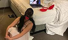 Amerikai feleség arckezelést kap a férjétől a BDSM találkozás során