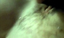 Hemgjord video av tjej som når orgasm genom självnjutning
