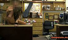Virkelighetsvideo av busty jente som blir knullet av usmakelig pantelåneransatt