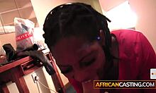 Afrikaanse volwassen vrouw geeft oraal plezier aan een blanke man tijdens een nep sollicitatiegesprek