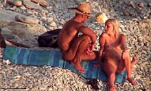 Wanita pirang yang penuh nafsu bersenang-senang telanjang di pantai dengan koboi panasnya