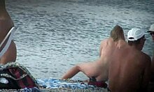 Blondine med en engleaktig kropp går naken rundt på en strand