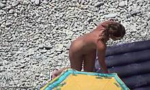 欲求不満のヌーディストがカメラの前で全裸で日光浴をする