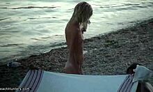 يظهر فاتنة شعر أشقر قبالة جسدها العاري الذهاب للسباحة .