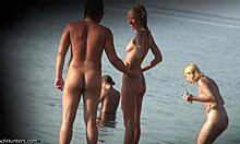 Nudist beach voyeur video med en blond tonårsslampa