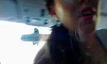 Opalona dziewczyna z pasją masturbuje się w samochodzie