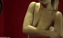 חובבת בלונדינית מציגה את גופה העירום בסרטון HD