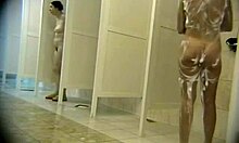Owłosiona kobieta myje się przed prysznicem (porno z ukrytą kamerą)