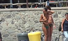 Horúce dievčatá s peknými prsiami sa sprchujú na pláži