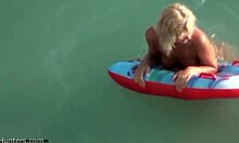 Wanita blonde amatur memperlihatkan badannya yang ketat di dalam air