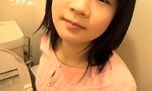 Amper legaal Japans meisje is erg verlegen met een vreemde