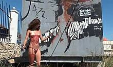 Živé vysielanie z nudistickej pláže s nahou ženou