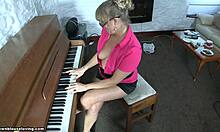 Moden pianospiller og hennes amatørforførelsesforsøk