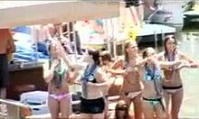Gadis-gadis di atas bot ini minum dan menari