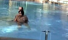 Amatérský pár si užívá bazén v horkém dni