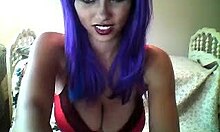 Pacar berambut ungu memamerkan payudaranya yang seksi