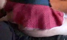 En rødglødende babe iført en kort nederdel er ved at blive krænket