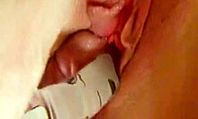 Meravigliosa zoccola che riceve un grosso dildo mentre viene scopata