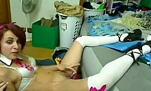 Stilvolle 18-jährige Schulmädchen schiebt einen lila Dildo in ihre Muschi