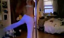 Incrível adolescente com curvas tremendo enquanto dança pole em seu quarto